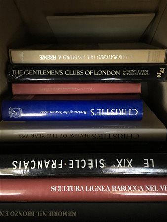 Cartone contenente numerosi volumi tra cui alcuni inerenti l'arte e...