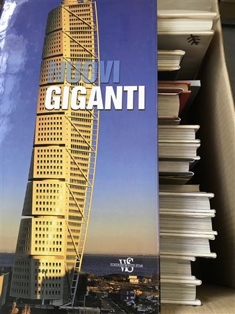 Cartone contente numerosi volumi inerenti l'architettura di interno ed...