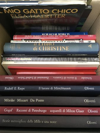 Lotto composto da due cartoni contenenti numerosi libri per l'infanzia tra...