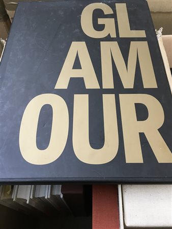 Lotto di quattro edizioni speciali di riviste di moda unito a quattro volumi...