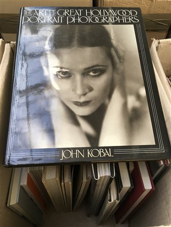 Lotto di quattordici volumi illustrati inerenti la fotografia. In un cartone...