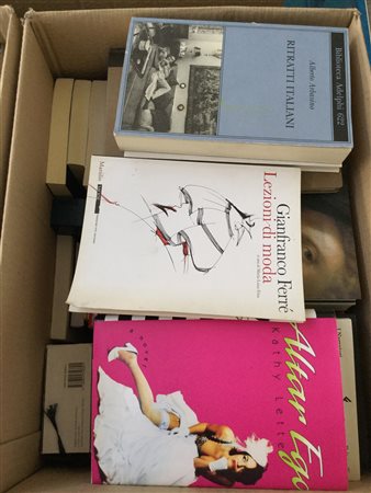 Lotto composto da numerosi volumi di vario genere ed argomento. In quattro...