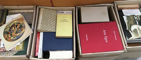 Lotto di 4 cartoni contenenti numerosi romanzi e volumi inerenti l'arte e la...
