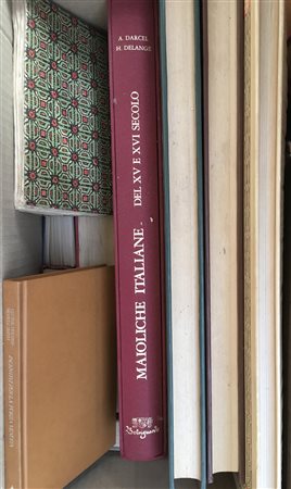Lotto di 4 cartoni contenenti numerosi romanzi e volumi inerenti l'arte e la...