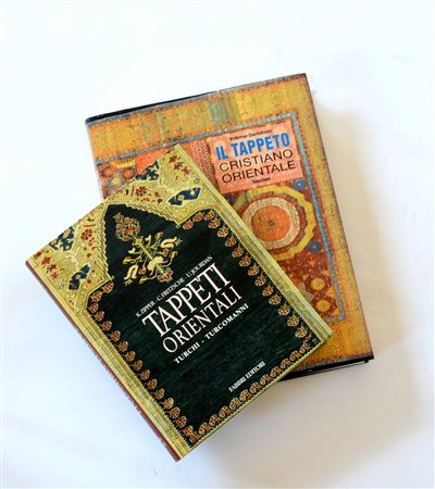 Lotto composto da due bei volumi inerenti i tappeti orientali.