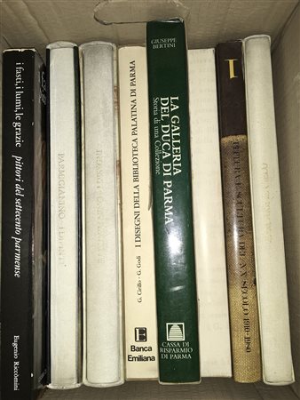 Lotto composto da svariate pubblicazioni sull'arte, principalmente nella...