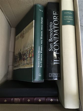 Cartone contenente pubblicazioni di diversi aspetti dell'epoca medioevale e...