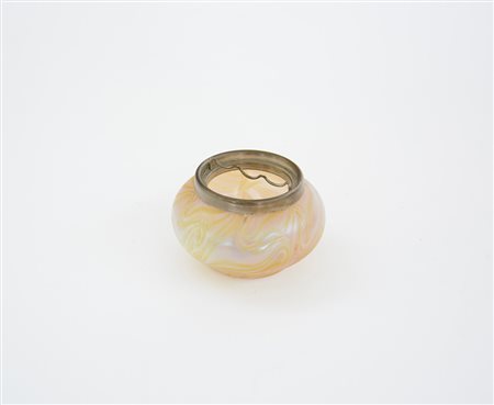 Manifattura centro-europea Posacenere in vetro giallo dorato, opalescente e...