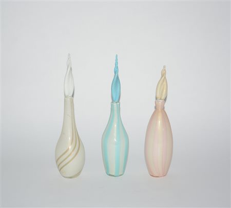 Manifattura di Murano Tre bottiglie in vetro soffiato di diversi colori con...