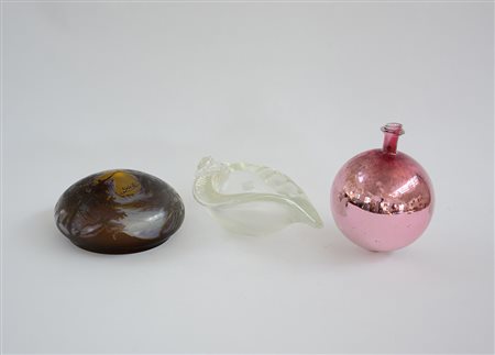 Lotto composto da una conchiglia di vetro, un cappello per lampada marcato...