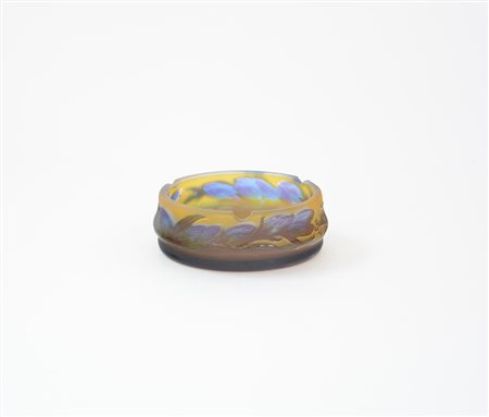 Posacenere in vetro a cammeo giallo corroso all’acido decorato a folgie,...