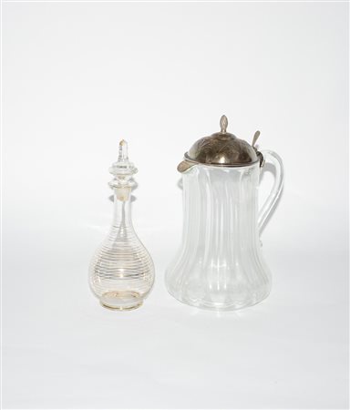 Lotto composto da una bottiglia e un versatoio in vetro soffiato. Sec XX...