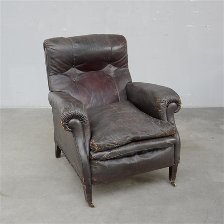 Poltrona rivestita in pelle. Inizio sec XX (cm 82x92x90) (gravi difetti)