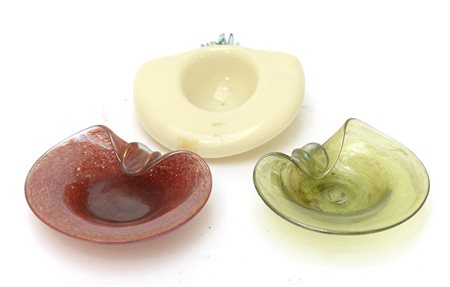 Manifattura di Murano Lotto composto da tre posacenere in vetro soffiato di...