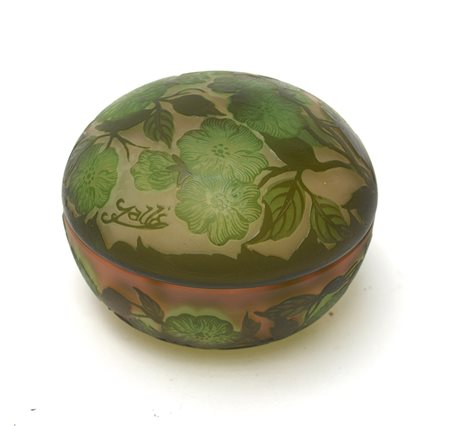 Ciotola con coperchio in vetro a cammeo recante firma "Gallé" (d cm 14, h cm 9)