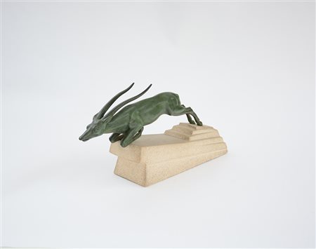 Scultura decò in bronzo raffigurante antilope con basamento in graniglia....
