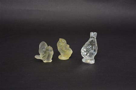 Manifatture diverse Tre passerotti in vetro soffiato in stampo (h cm 10,5 e h...