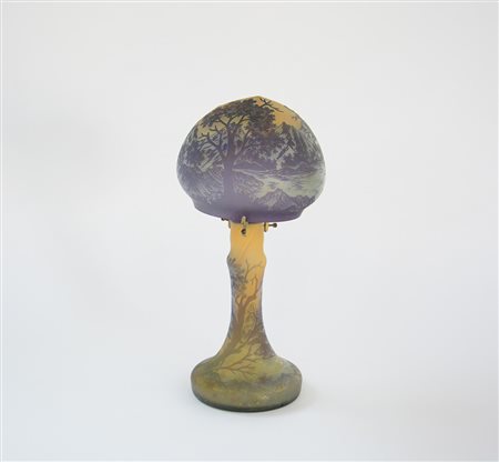 Lampada da tavolo in vetro a cammeo inciso all’acido in policromia....