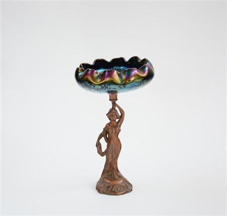 Manifattura centro-europea Alzata Art Noveau con base in fusione metallica a...