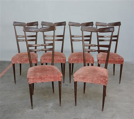 Gruppo di sei sedie in legno con schienale a giorno, gambe a cono rovesciato,...