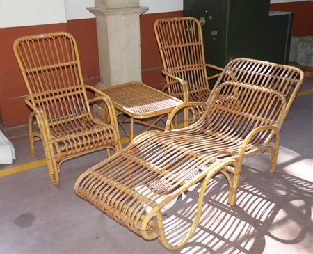 Coppia di poltroncine, chaise longue e tavolino in malacca e canna d'India....