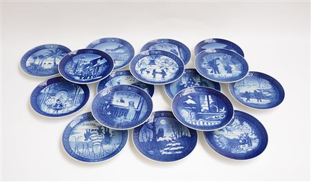 Manifattura di Royal Copenaghen, gruppo di trentaquattro piatti in porcellana...