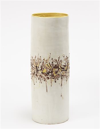 Vaso in ceramica di forma cilindrica, smaltato in policromia e decorato a...