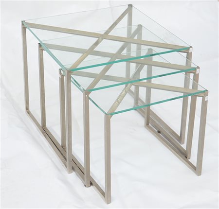 Lotto di tre tavolini impilabili in acciaio con piano in vetro, anni '70...