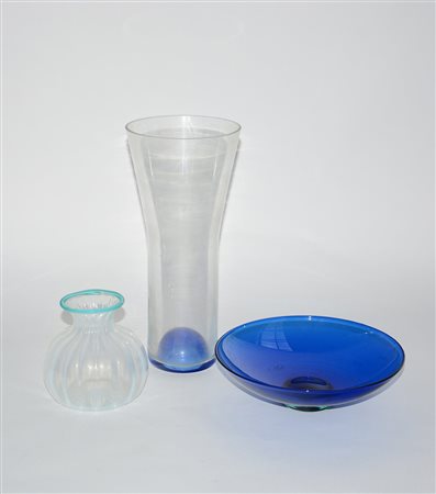 Lotto composto da due vasi e da un'alzatina in vetro