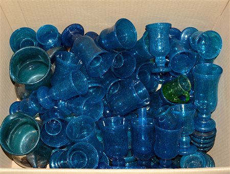 Cartone contenente numerosi bicchieri e contenitori in vetro blu pulegoso...