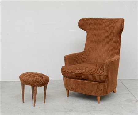 Poltrona imbottita con struttura in legno e rivestimento in velluto a coste...