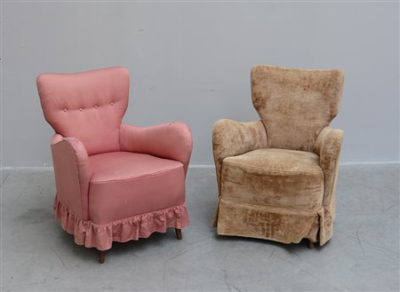 Lotto composto da due poltroncine da camera con gambe inflesse in legno di...