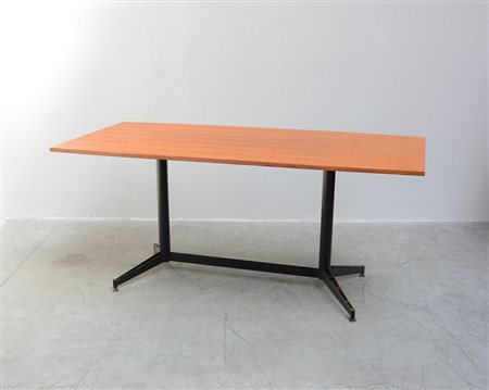 Tavolo con piano impiallacciato in legno di noce. Struttura in acciaio...