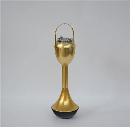 Posacenere a stelo in alluminio ottonato. Produzione Caimi, Italia, anni 70...