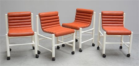 Quattro poltroncine con struttura in legno massello laccato bianco e...