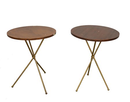 Tavolini tondi a tripode impiallacciati in legno con gambe in ottone. Italia,...