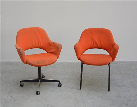 Una sedia e una poltroncina girevole da ufficio in metallo laccato nero e...