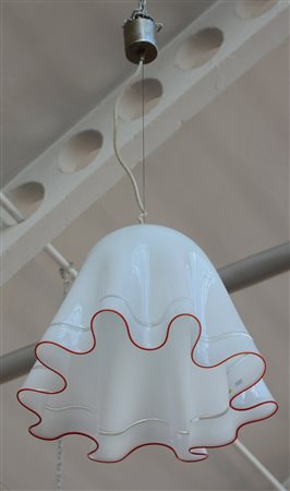 Manifattura di Murano. Lampada a sospensione in vetro lattimo a fazzoletto...