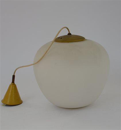 Lampada a sospensione in vetro incamiciato lattimo satinato sulla superficie...