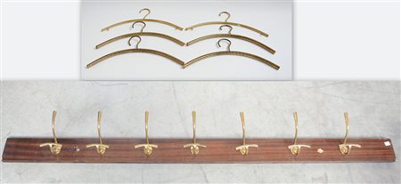 Attaccapanni da parete a sette grucce e sei ometti in ottone. Italia, anni 50...