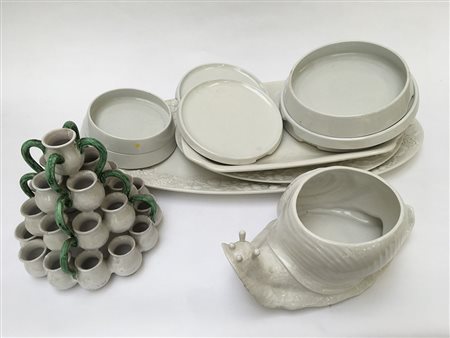 Lotto composto da tre vassoi da portata, sette piatti in ceramica bianca...
