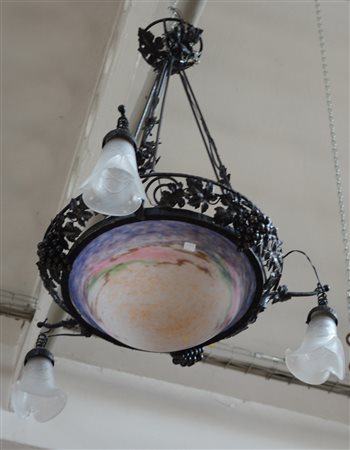 Lampada a sospensione in ferro battuto con coppa diffusore in pasta vitrea e...