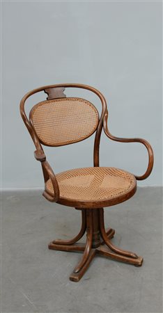 Poltroncina girevole in faggio curvato con schienale, braccioli e montanti...