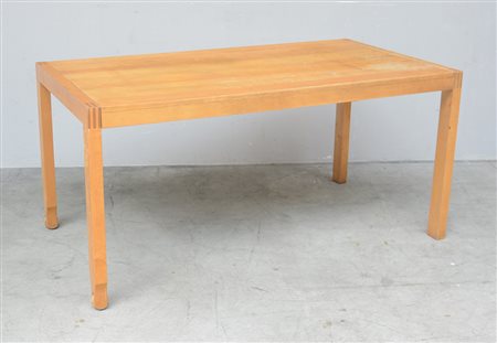 Tavolo allungabile in massello di betulla, munito di ruote su due gambe e...