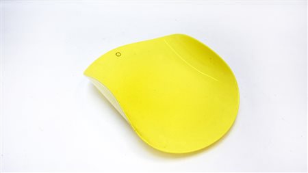 Venini Centrotavola in vetro incamiciato giallo. Firmato a punta e datato...