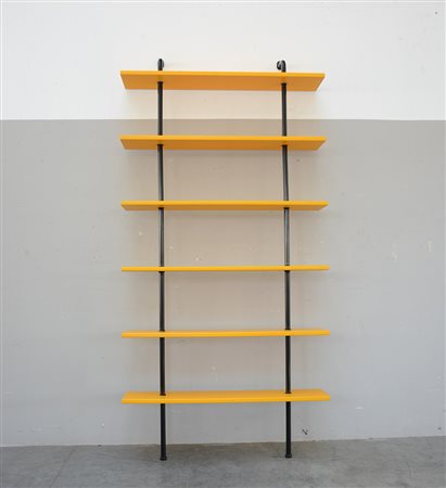 Libreria con tubolari in metallo laccato nero e ripiani in legno laccato...