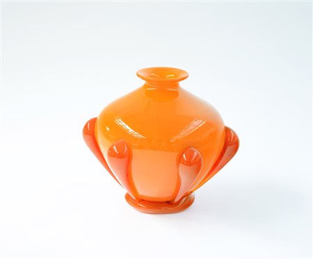 Vaso in vetro soffiato arancione con base e gocciole applicate in vetro...