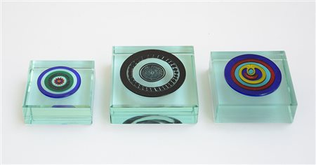 Vistosi, Murano. Gruppo di tre fermacarte. 1987. Firmati e datati a punta...