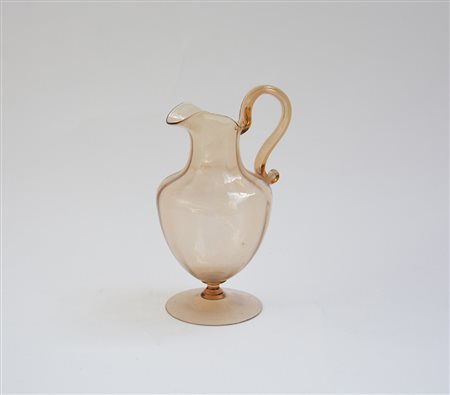 Manifattura di Murano. Brocca leggermente costolata in vetro soffiato...