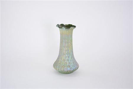 Manifattura europea Vaso in vetro a fondo verde opaco e iridescente. Inizi...